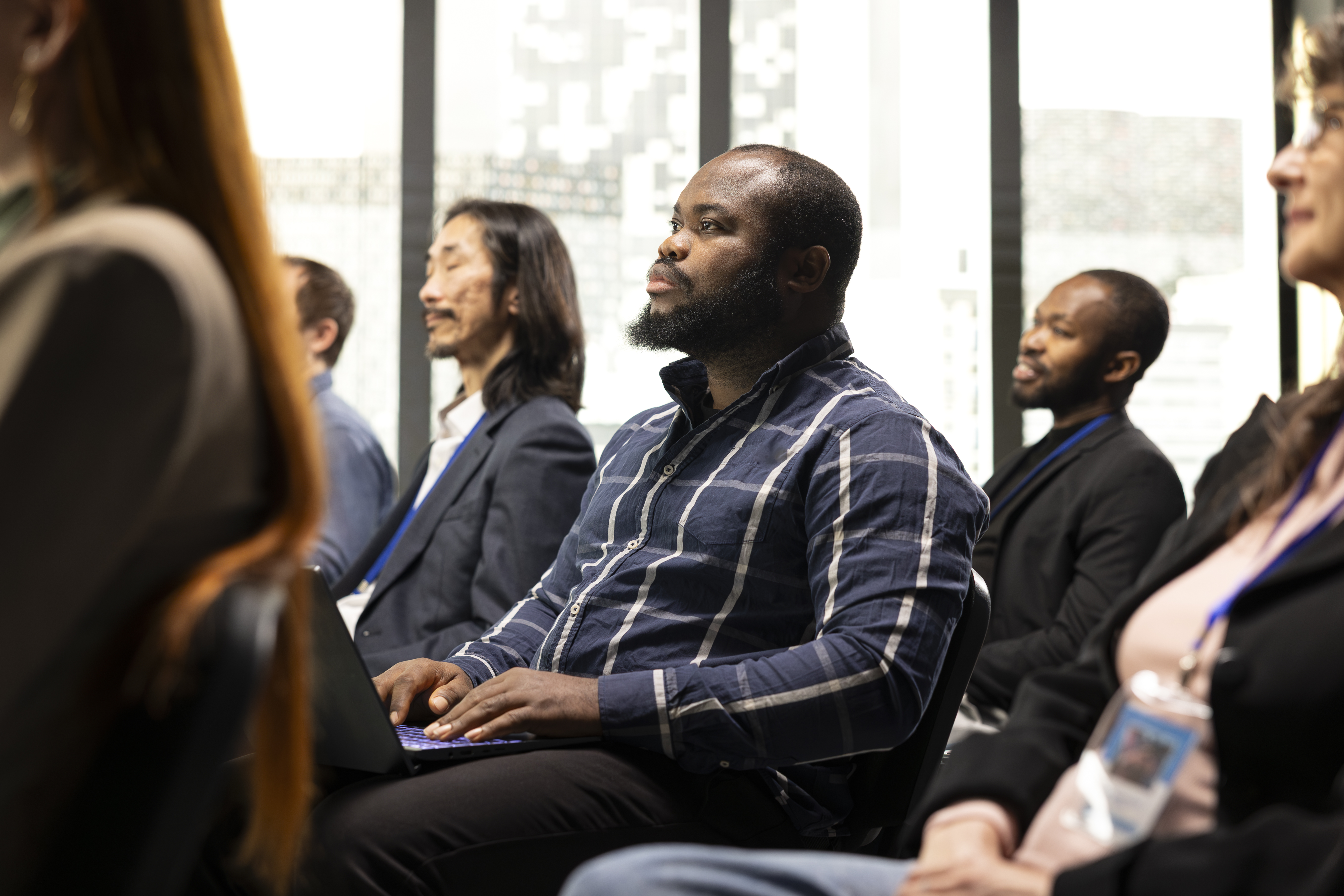 Participant prenant des notes en formation