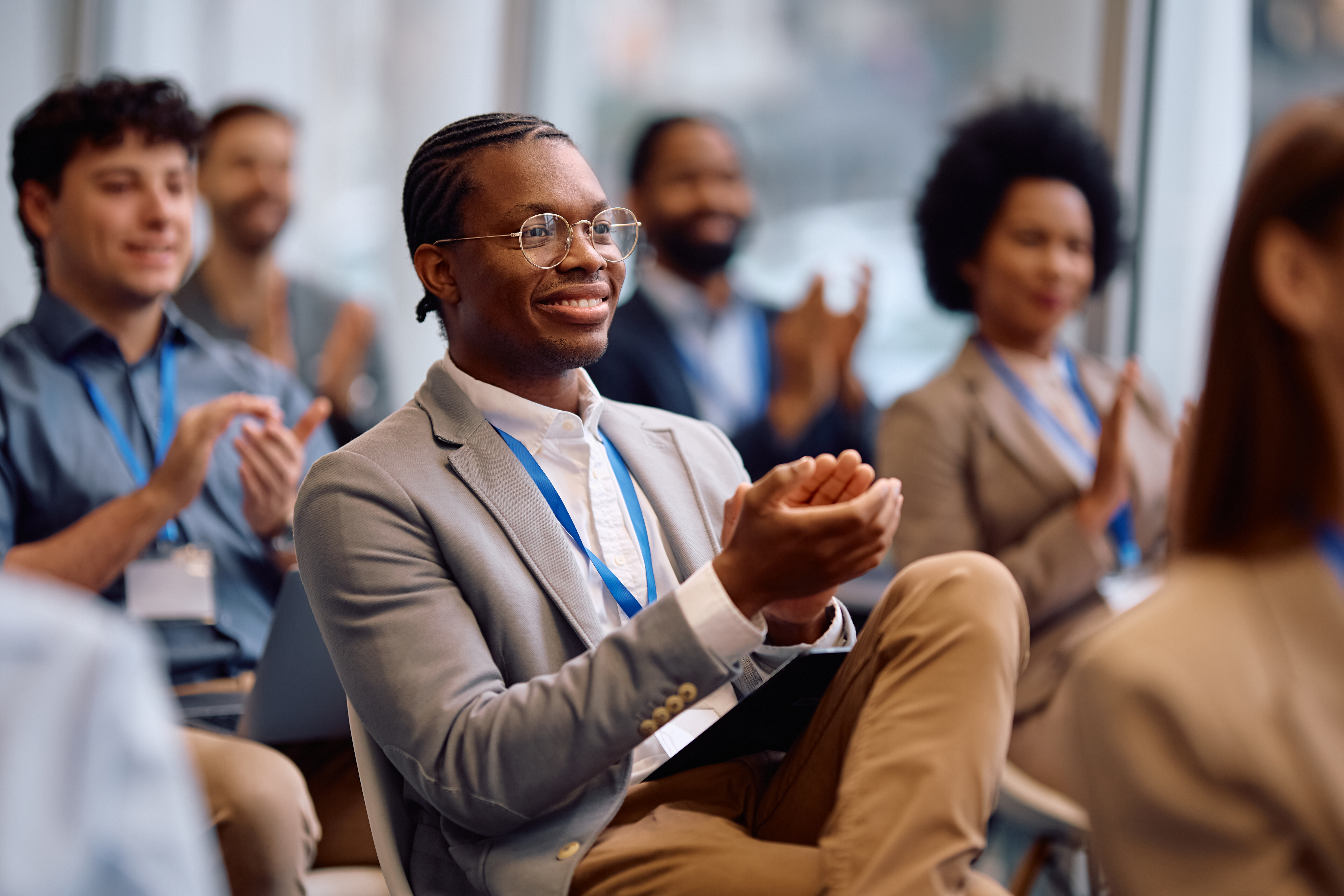 Équipe applaudissant lors d'un séminaire